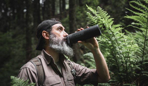 ボトルから水を飲む男性の写真（CVTBK）
