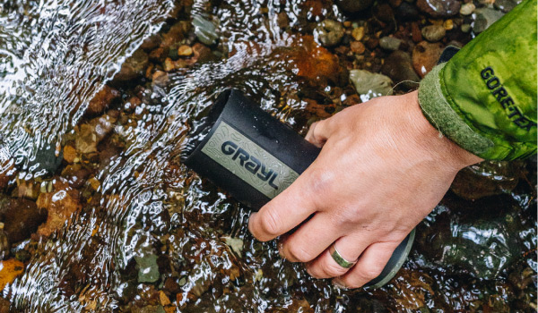 アウターボトルに水を汲む写真（CMPBK）