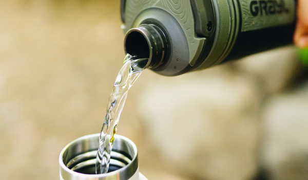 ボトルに水をそそぐ写真（CMPBK）