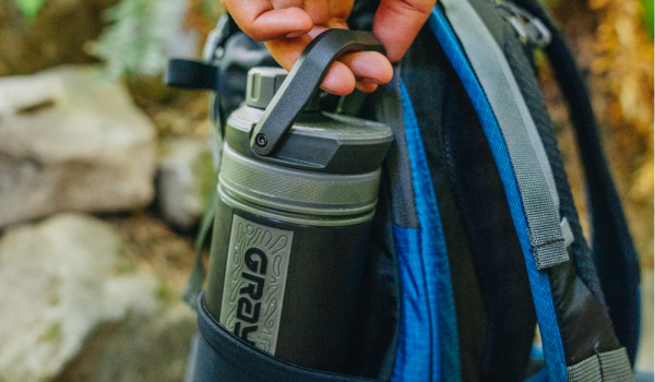 ボトルをカバンのポケットから取り出す写真（CMPBK）