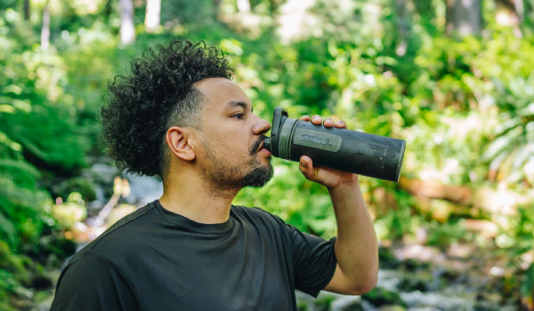 ボトルから水を飲む男性の写真（CMPBK）