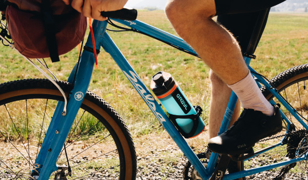 自転車のボトルホルダーにボトルを入れている写真(BALBL)