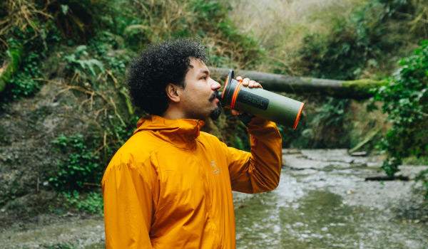 ボトルから水を飲む男性の写真 (OASGN)